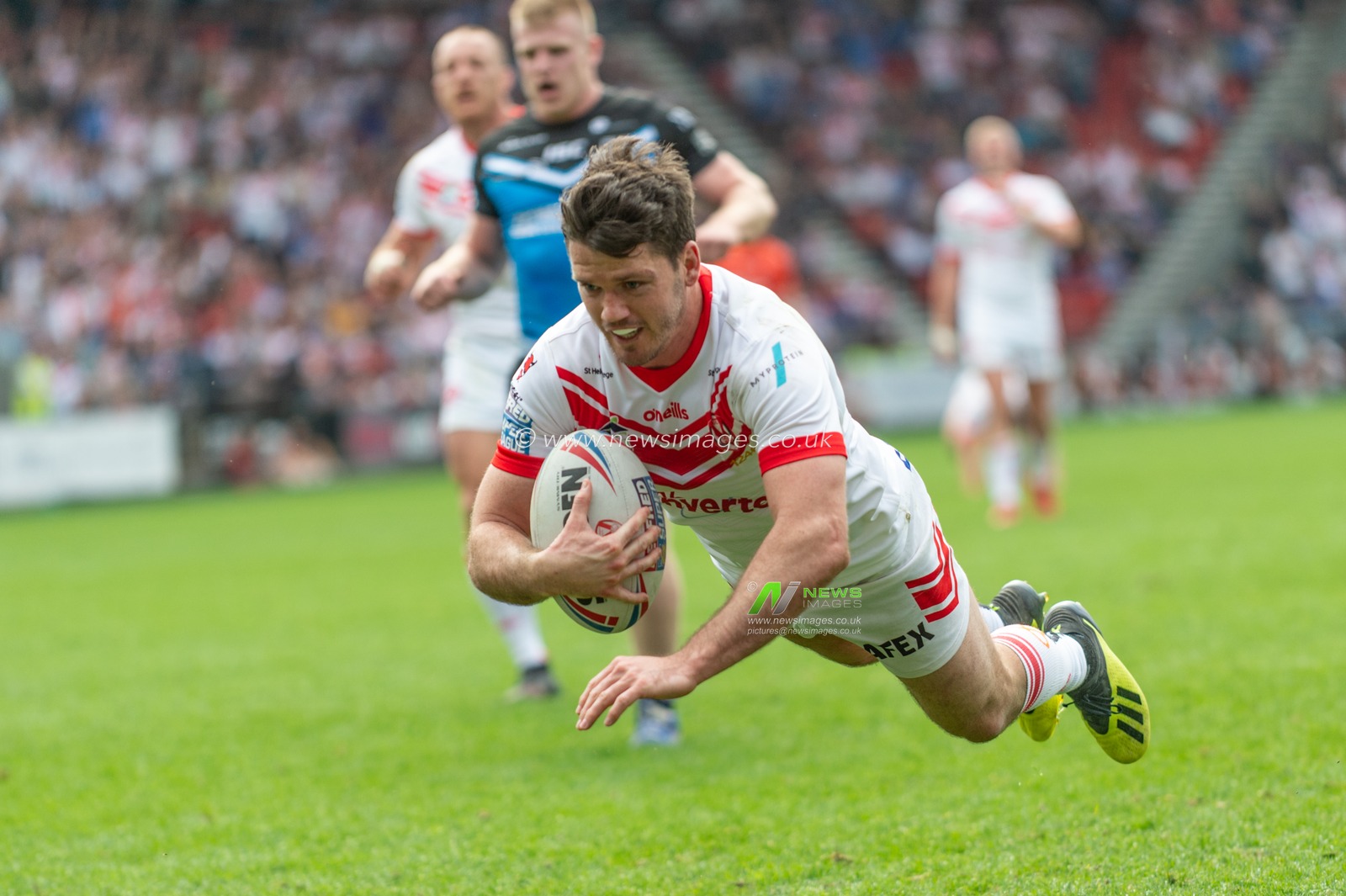 22nd April 2019 , Totally Wicked Stadium, St Helens, England;  Betfred Super League, Round 12, St Helens vs Hull FC, Lachlan Coote of St Helens scores a try

Credit: Richard Long/News Images