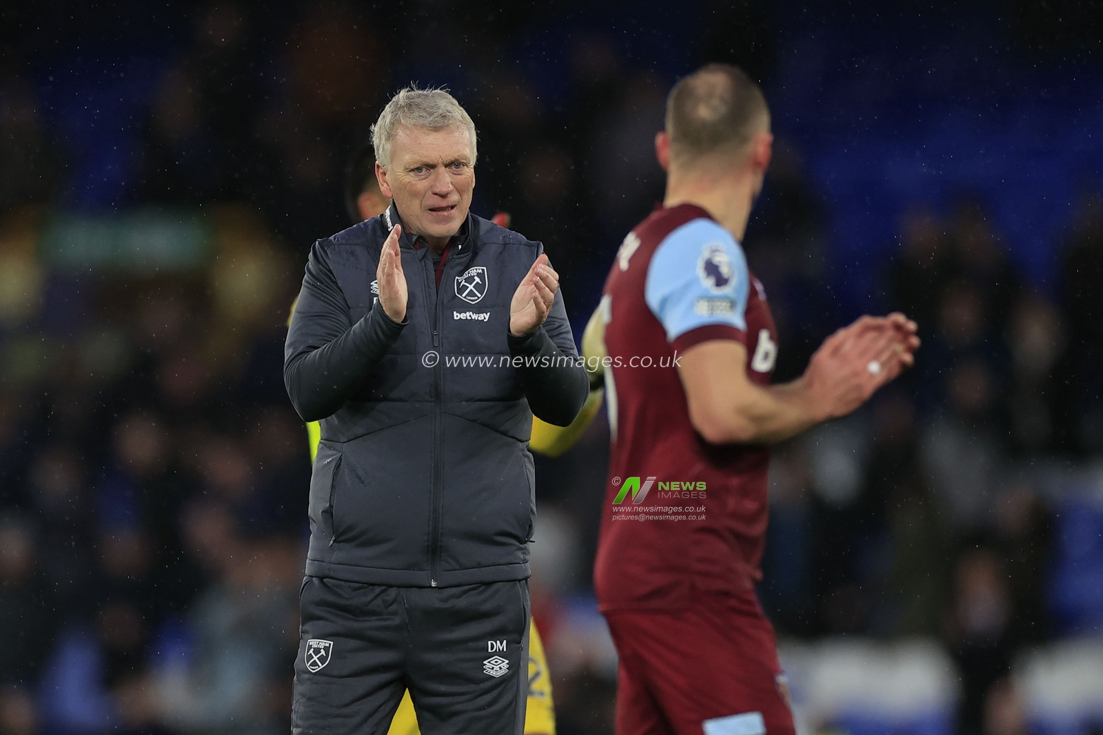 West Ham United manager David Moyes applauds the fans at the end of the Premier League match Everton vs West Ham United at Goodison Park, Liverpool, United Kingdom, 2nd March 2024

(Photo by Conor Molloy/News Images)
