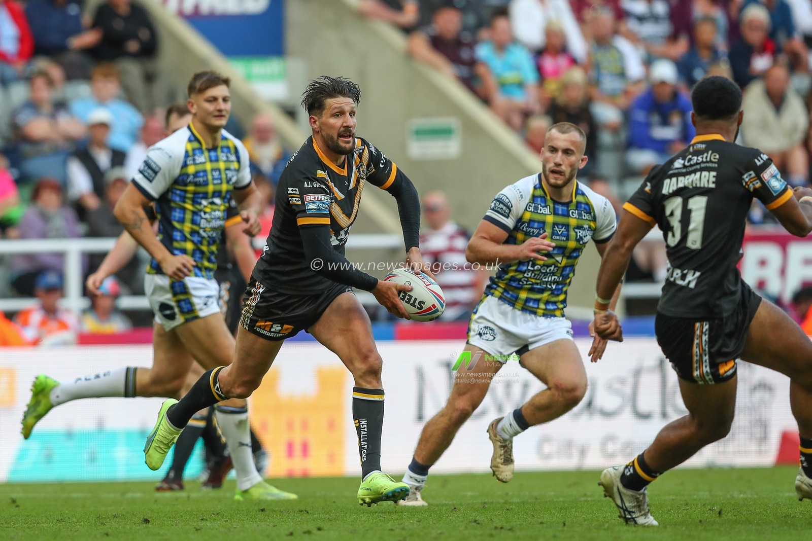 Gareth Widdop #6 of Castleford Tigers in action during the Betfred Super League Magic Weekend match Leeds Rhinos vs Castleford Tigers at St. James's Park, Newcastle, United Kingdom, 3rd June 2023

(Photo by Gareth Evans/News Images)