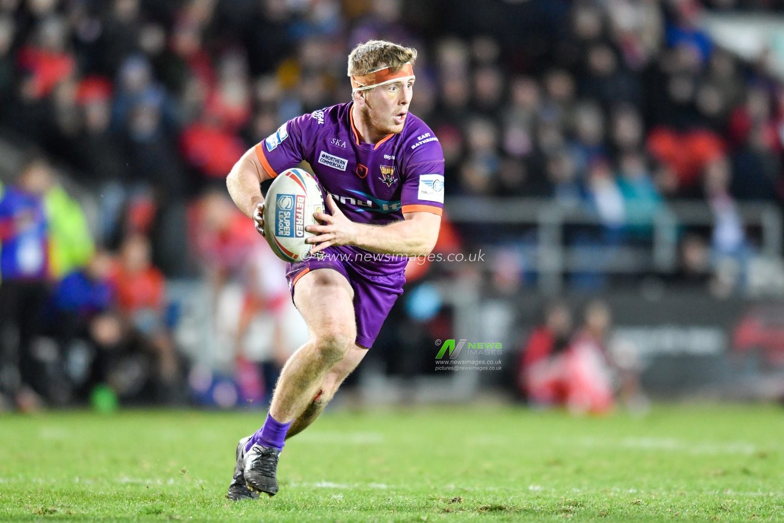 6th March 2020, Totally Wicked Stadium, St Helens, England; Betfred Super League, Saint Helens v Huddersfield Giants : Adam O'Brien (9) of Huddersfield Giants runs forward with the ball