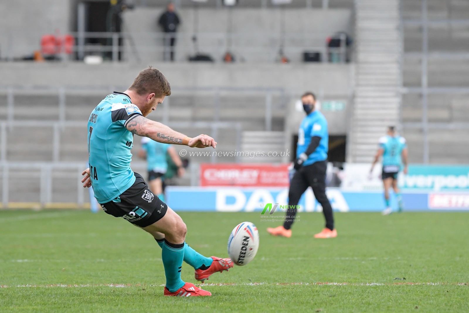 Marc Sneyd (7) of Hull FC successfully converts a try to make it 0-6