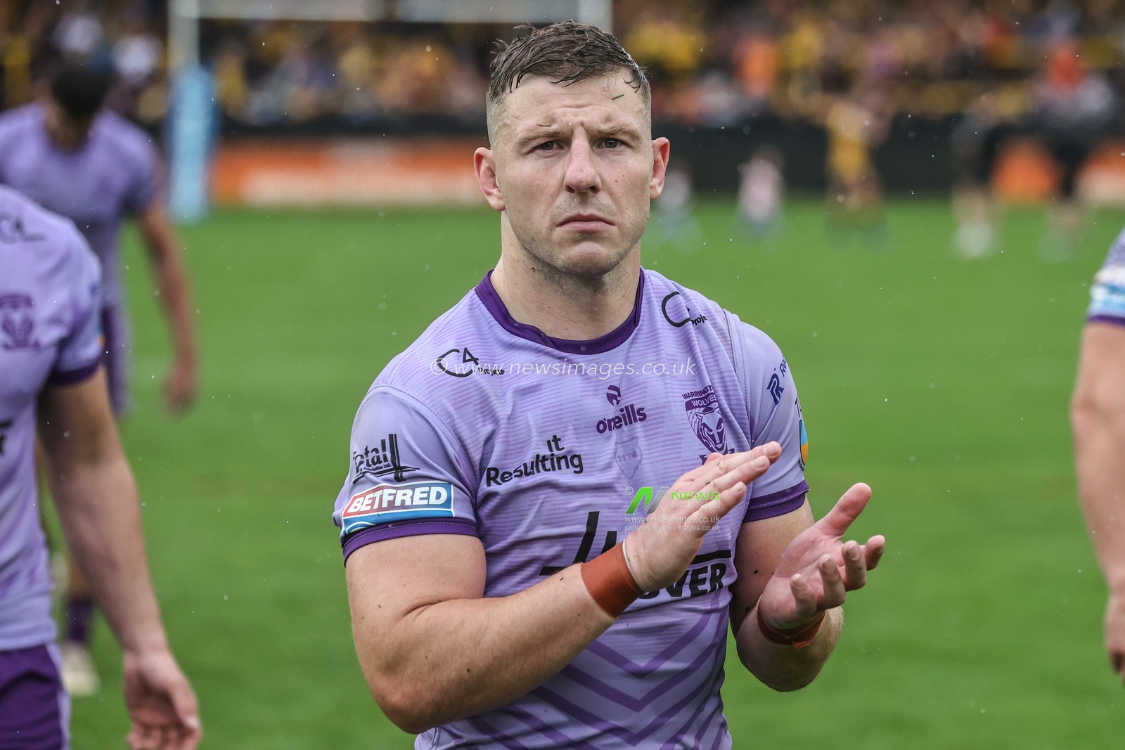 George Williams of Warrington Wolves applauds the fans after the game during the Betfred Super League round 19 match Castleford Tigers vs Warrington Wolves at The Mend-A-Hose Jungle, Castleford, United Kingdom, 20th July 2025

(Photo by Alfie Cosgrove/News Images)