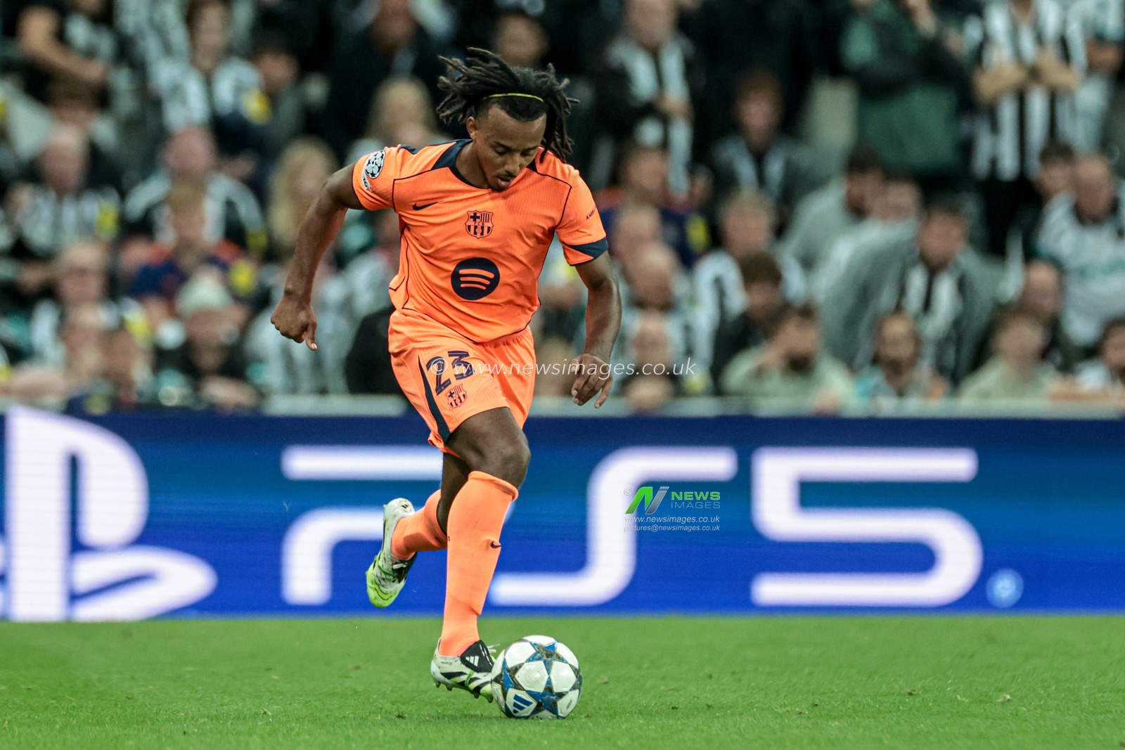 Jules Kounde of Barcelona dribbles forward with the ball during the UEFA Champions League 2025/26 Phase MD1 Newcastle United vs Barcelona at St James's Park, Newcastle, United Kingdom, 18th September 2025

(Photo by Mark Cosgrove/News Images)