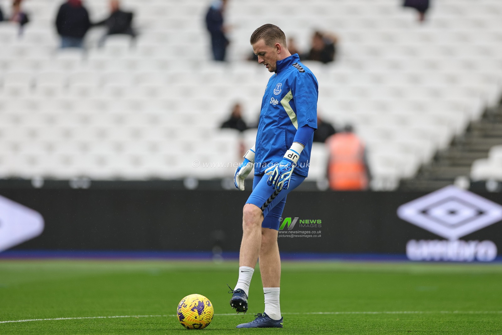 Jordan Pickford #1 of Everton in the pregame warmup session during the Premier League match West Ham United vs Everton at London Stadium, London, United Kingdom, 29th October 2023

(Photo by Mark Cosgrove/News Images)