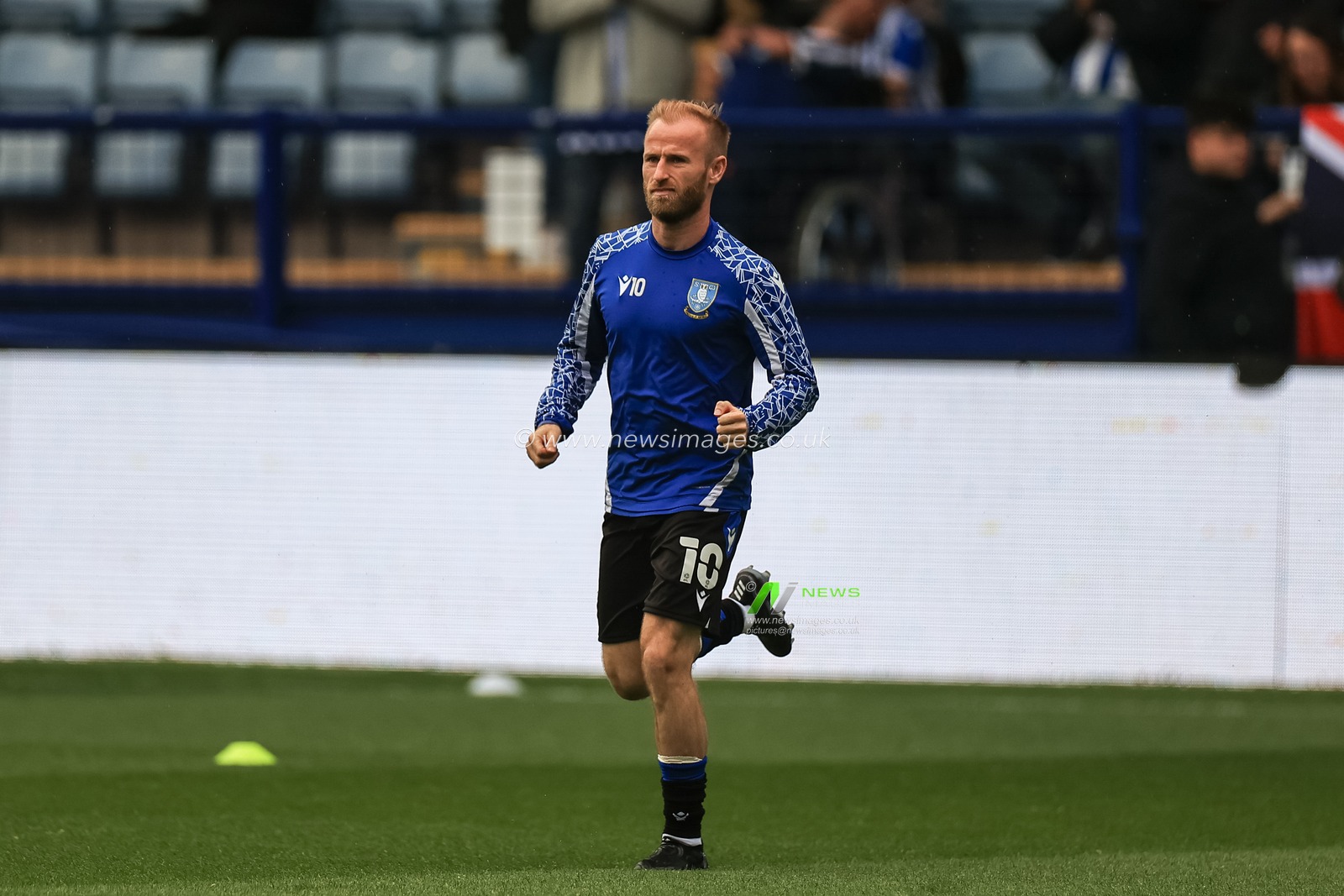 Barry Bannan #10 of Sheffield Wednesday during the pre-game warmup