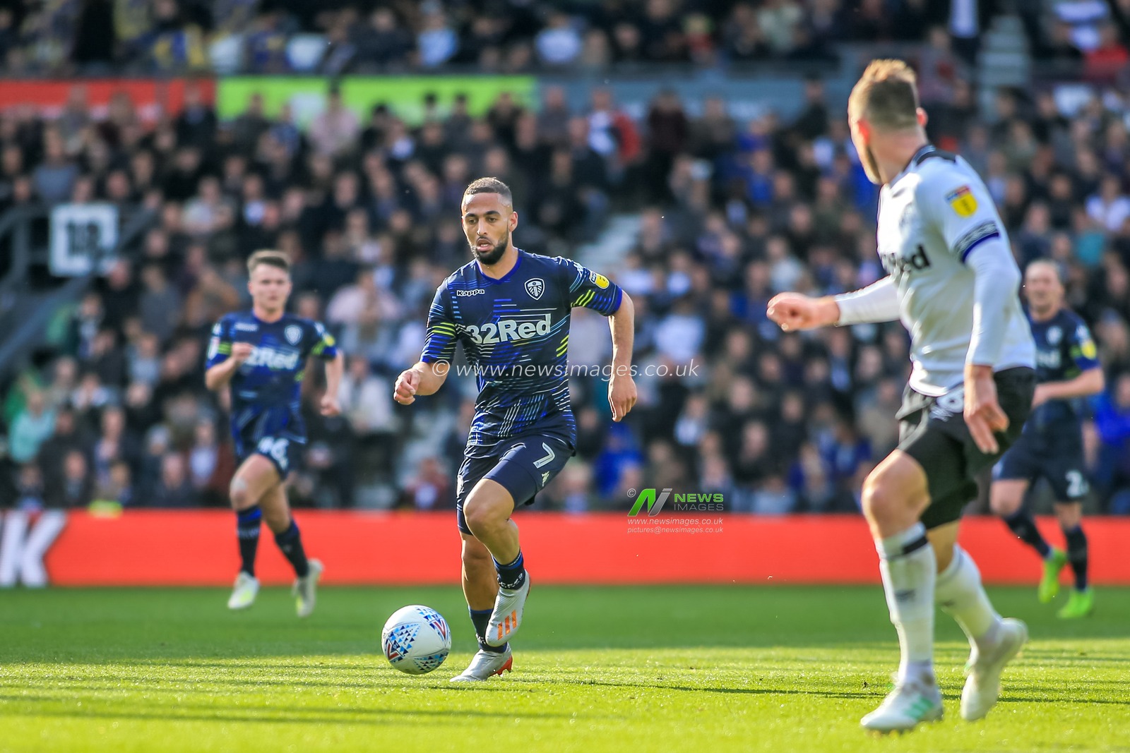11th May 2019, Pride Park, Derby, England; Sky Bet Championship Play-offs Semi-Final 1st leg, Derby County vs Leeds United ; 
Kemar Roofe (07) of Leeds Utd with the ball in. Midfield 


Credit: Craig Milner/News Images 

English Football League images are subject to DataCo Licence