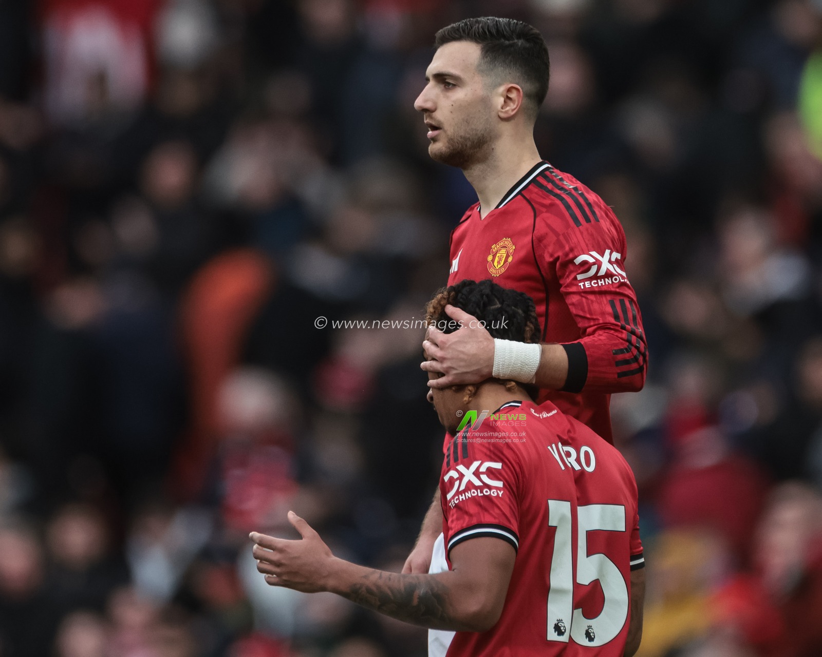 Diogo Dalot of Manchester United and Leny Yoro of Manchester United celebrate their 3-1 win during the Premier League match Manchester United vs Aston Villa at Old Trafford, Manchester, United Kingdom on 15 March 2026

(Photo by Mark Cosgrove/News Images)