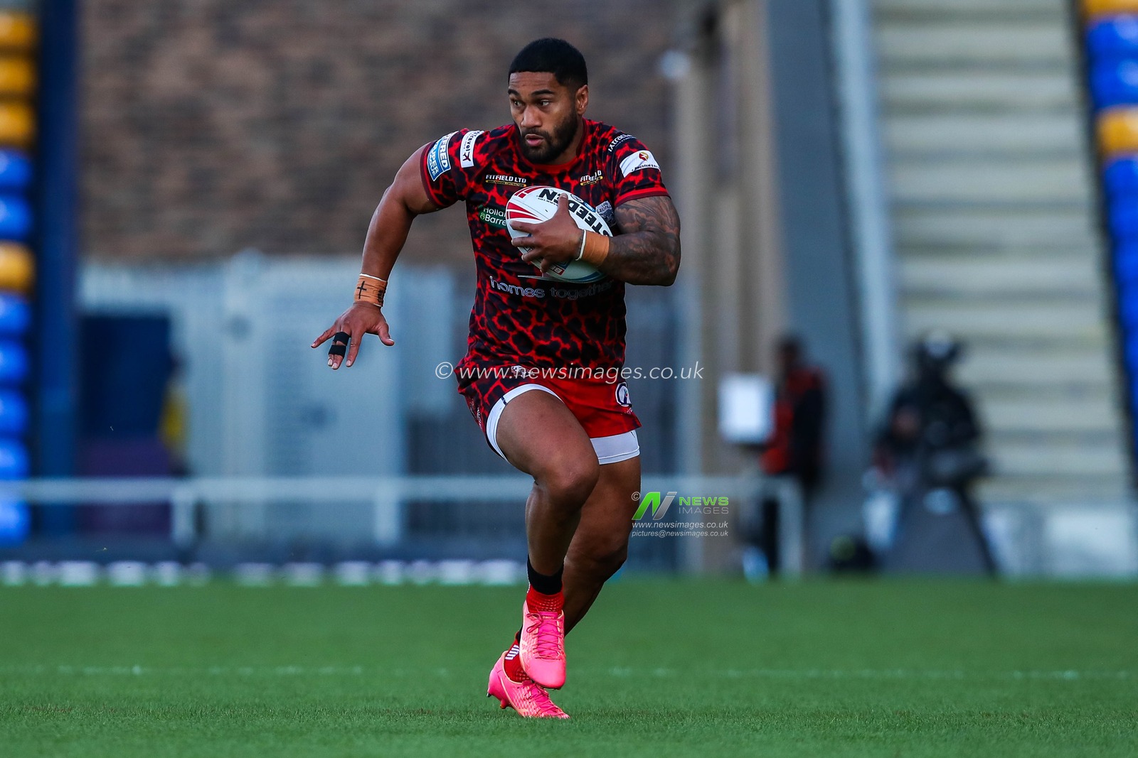 Ricky Leutele of Leigh Leopards runs with the ball during the Betfred Super League Round 23 match London Broncos vs Leigh Leopards at Plough Lane, Wimbledon, United Kingdom, 25th August 2024

(Photo by Izzy Poles/News Images)