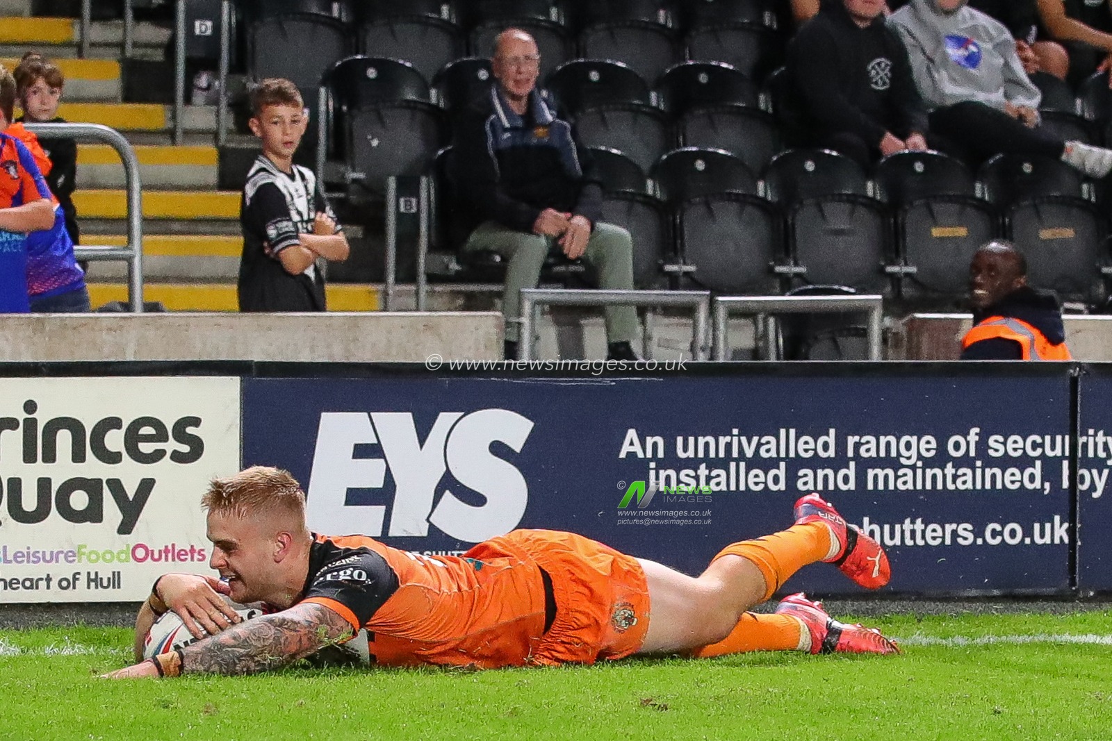 Alex Sutcliffe #21 of Castleford Tigers goes over for the eighth Castleford try of the match