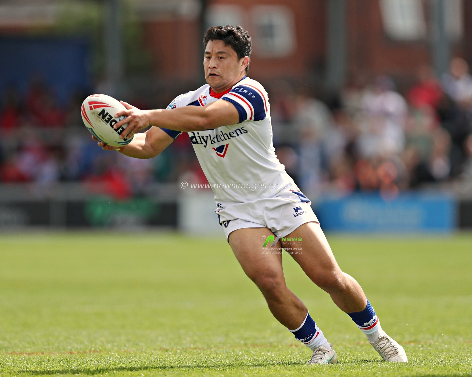 Mason Lino of Wakefield Trinity during the Betfred Super League match Wakefield Trinity vs Salford Red Devils at DIY Kitchens Stadium, Wakefield, United Kingdom, 25th May 2025

(Photo by Sam Eaden/News Images)