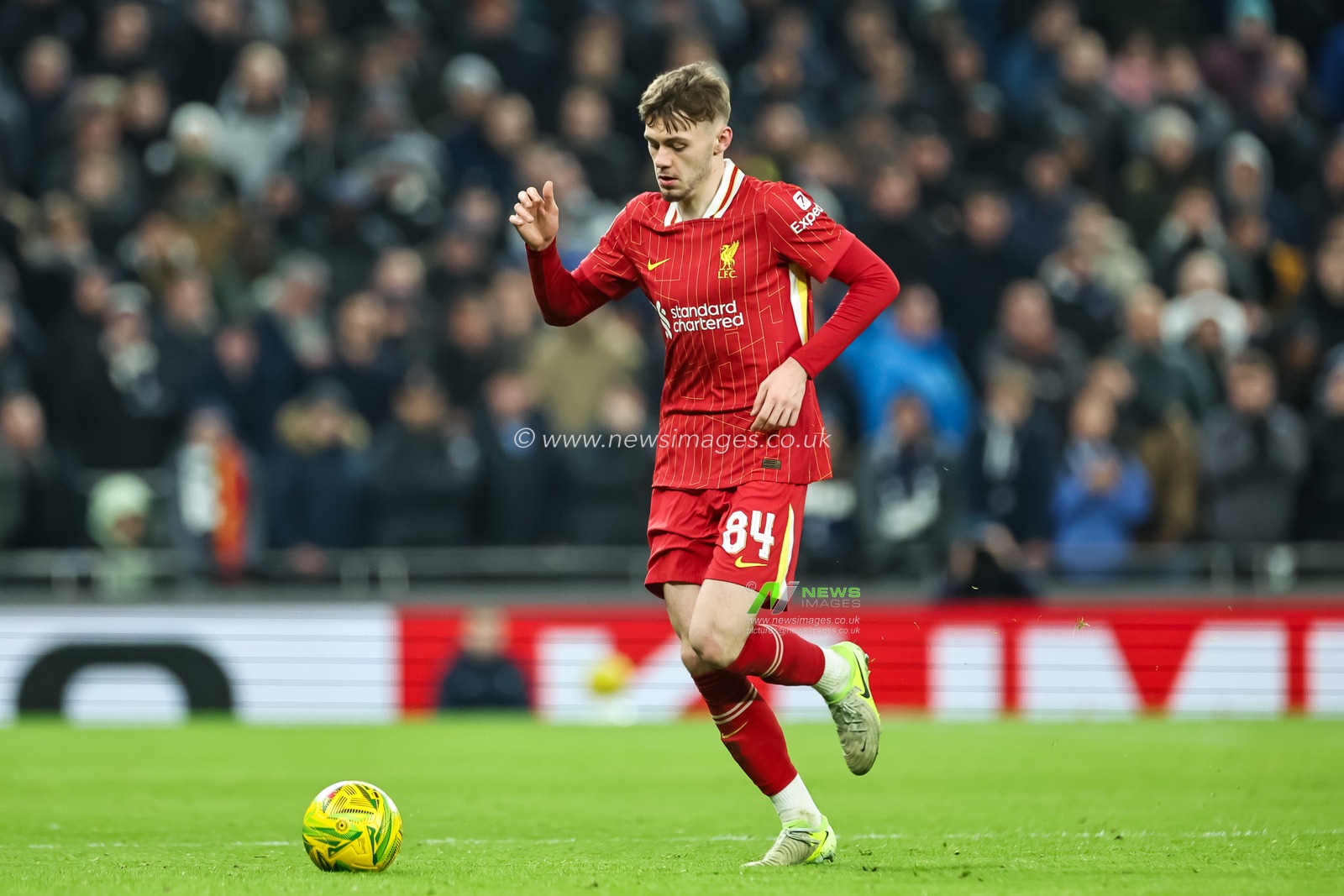 Conor Bradley of Liverpool makes a break with the ball during the Carabao Cup Semi-Finals First Leg Tottenham Hotspur vs Liverpool at Tottenham Hotspur Stadium, London, United Kingdom, 8th January 2025

(Photo by Mark Cosgrove/News Images)