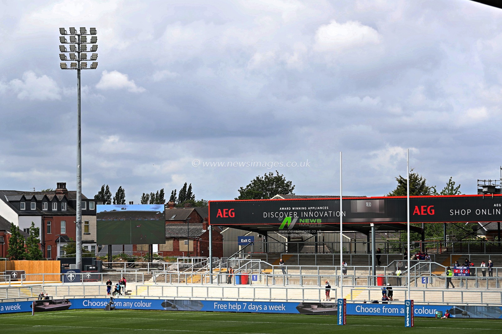 A general view of the DIY Kitchens Stadium before the Betfred Super League match Wakefield Trinity vs Salford Red Devils at DIY Kitchens Stadium, Wakefield, United Kingdom, 25th May 2025

(Photo by Sam Eaden/News Images)