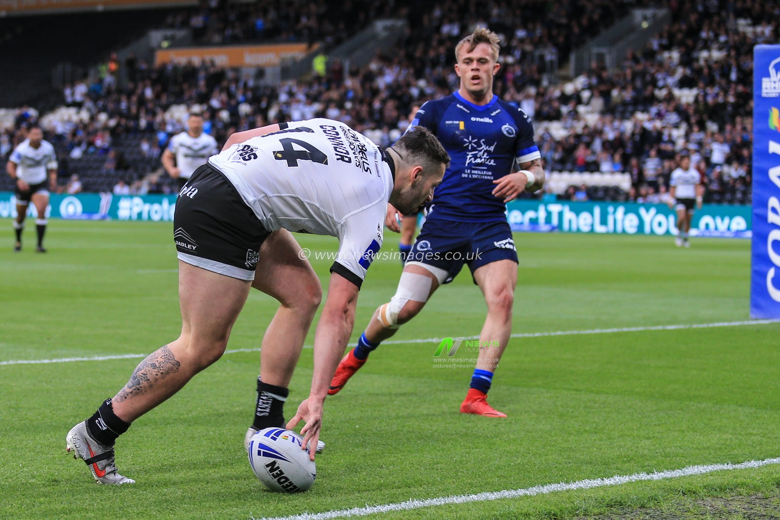 30th May 2019 , KCOM Stadium, Hull, England; Coral Challenge Cup 2019, Quarter Final , Hull FC vs Catalans Dragons ; Jake Connor (14) of Hull FC scores the first try


Credit: David Greaves/News Images