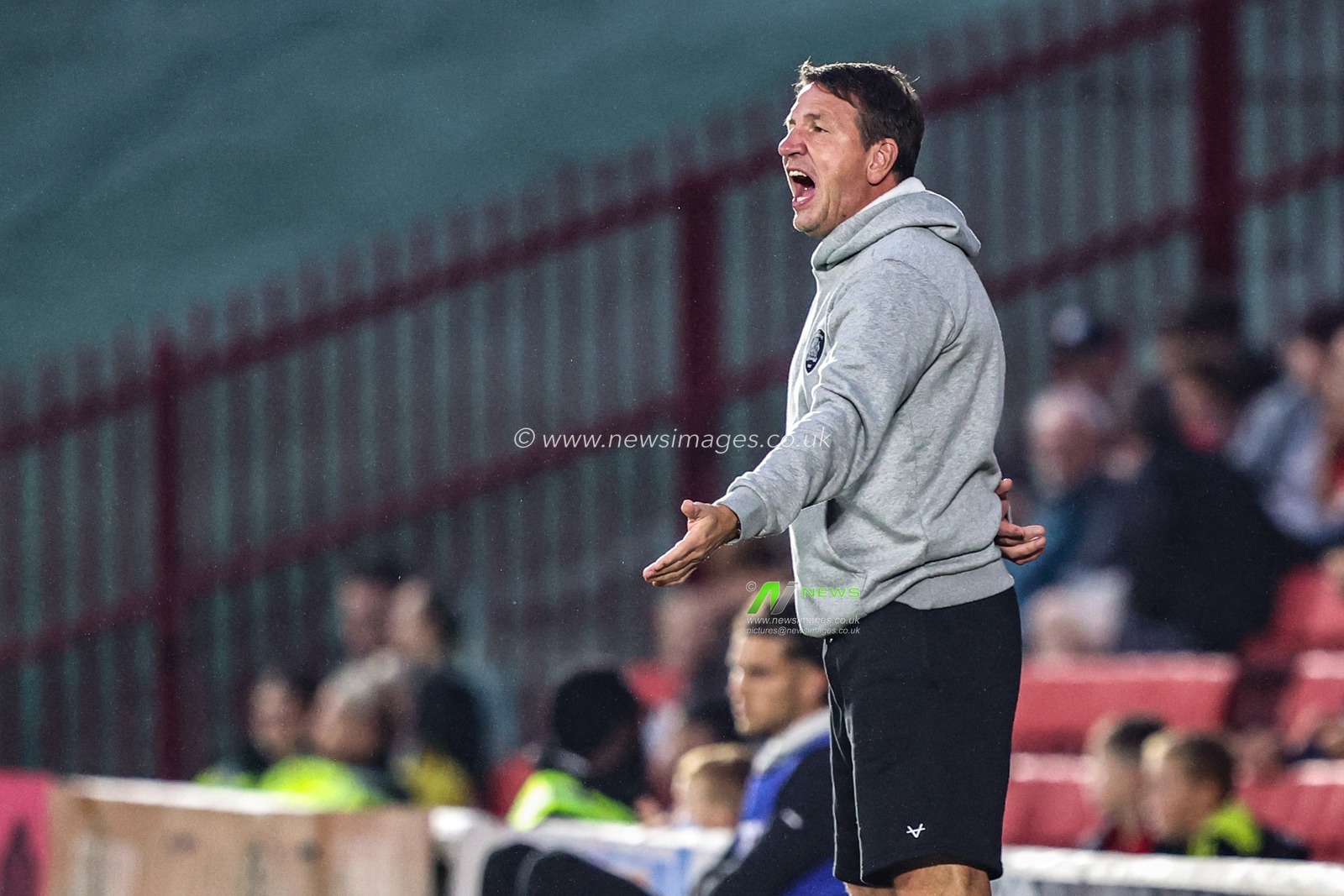 Daniel Stendel manager of Barnsley gives his team instructions during the Sky Bet League One match Barnsley vs Blackpool at Oakwell, Barnsley, United Kingdom on 02 September 2026

(Photo by Alfie Cosgrove/News Images)