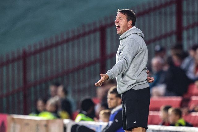 Daniel Stendel manager of Barnsley gives his team instructions during the Sky Bet League One match Barnsley vs Blackpool at Oakwell, Barnsley, United Kingdom on 02 September 2026

(Photo by Alfie Cosgrove/News Images)