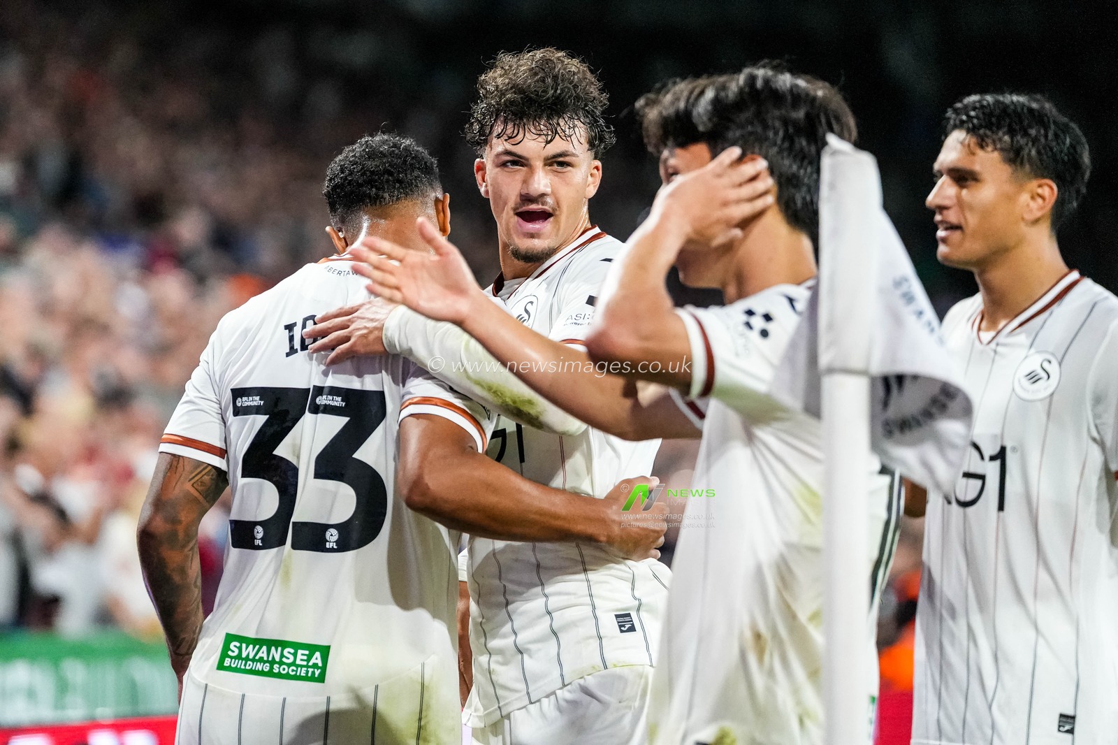 Adam Idah of Swansea City celebrates scoring a goal with his teammates during the Sky Bet Championship match Swansea City vs Watford at Swansea.com Stadium, Swansea, United Kingdom on 01 September 2026

(Photo by Andrew Lewis/News Images)