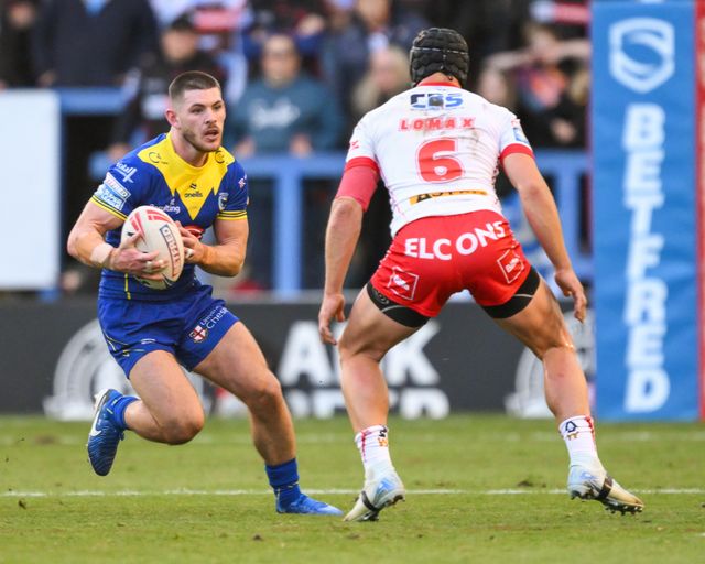 Danny Walker of Warrington Wolves makes a break during the Betfred Super League play-off Eliminator 2 Warrington Wolves v St Helens at Halliwell Jones Stadium, Warrington, United Kingdom, 28th September 2024

(Photo by Craig Thomas/News Images)
