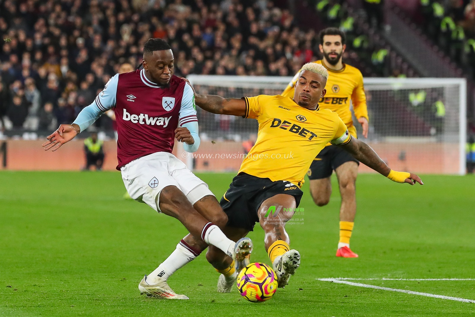 Aaron Wan-Bissaka of West Ham United crosses the ballduring the Premier League match West Ham United vs Wolverhampton Wanderers at London Stadium, London, United Kingdom, 9th December 2024

(Photo by Izzy Poles/News Images)