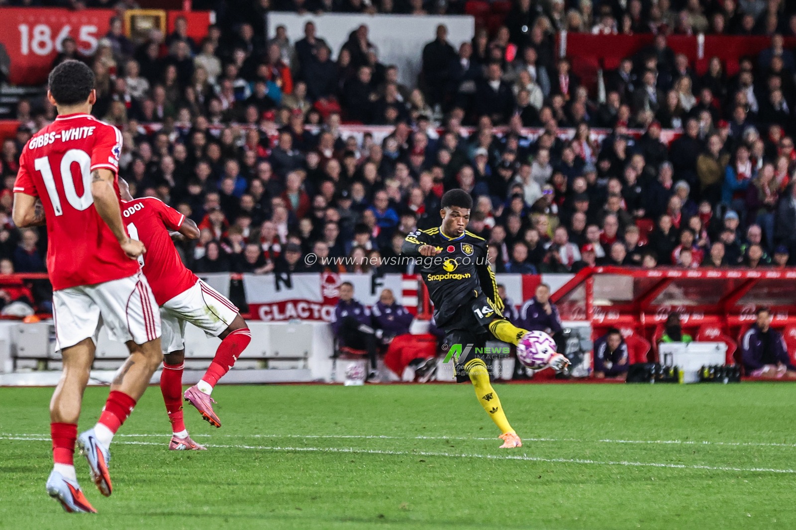 Amad Diallo of Manchester United scores to make it 2-2 during the Premier League match Nottingham Forest vs Manchester United at City Ground, Nottingham, United Kingdom, 1st November 2025

(Photo by Alfie Cosgrove/News Images)

*** GER AUT SUI OUT ***