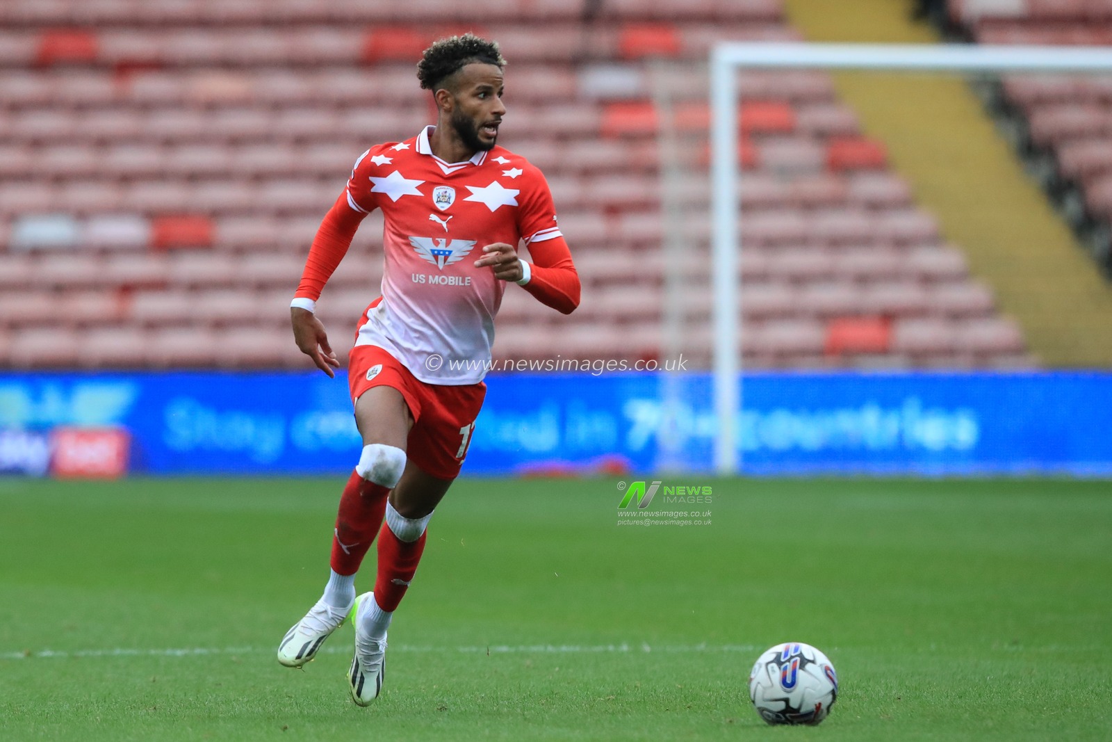 Barry Cotter #17 of Barnsley breaks with the ball during the Sky Bet League 1 match Barnsley vs Burton Albion at Oakwell, Barnsley, United Kingdom, 16th September 2023

(Photo by Alfie Cosgrove/News Images)