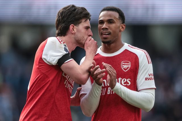 Declan Rice of Arsenal speaks to Gabriel of Arsenal after losing 2-1 during the Premier League match Manchester City vs Arsenal at Etihad Stadium, Manchester, United Kingdom on 19 April 2026

(Photo by Mark Cosgrove/News Images)