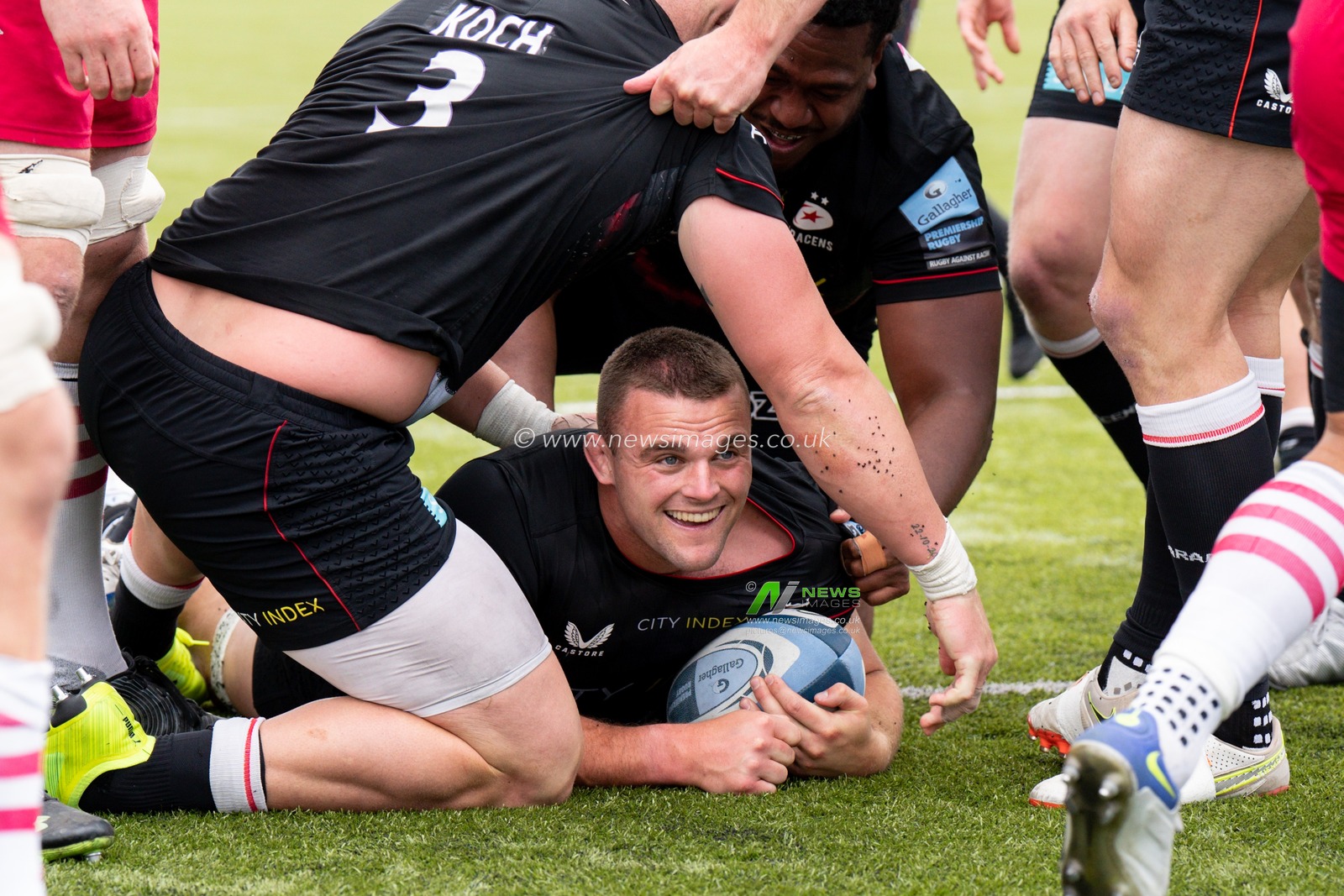 Ben Earl #7 of Saracens scores a try