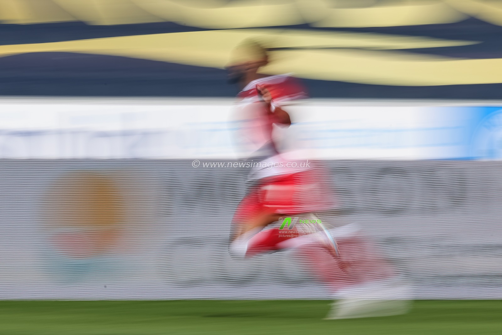 Barry Cotter #17 of Barnsley breaks with the ball during the Sky Bet League 1 match Wigan Athletic vs Barnsley at DW Stadium, Wigan, United Kingdom, 26th August 2023

(Photo by Mark Cosgrove/News Images)