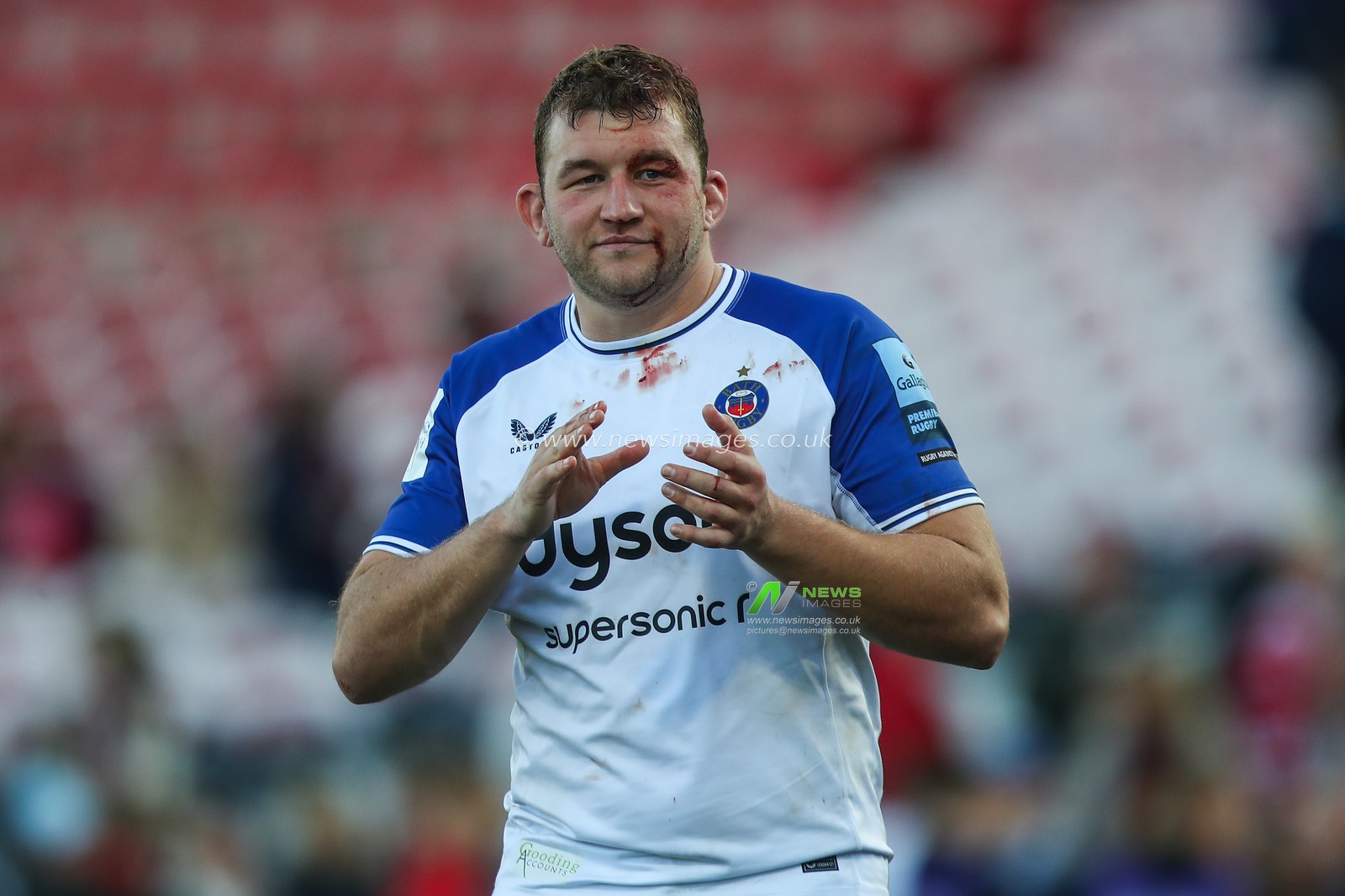 Ross Molony of Bath applauds the travelling fans after the Gallagher Premiership match Gloucester Rugby vs Bath Rugby at Kingsholm Stadium , Gloucester, United Kingdom, 12th October 2024

(Photo by Gareth Evans/News Images)