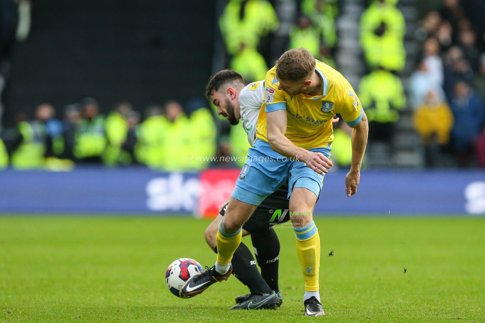 Michael Smith #24 of Sheffield Wednesday and Eiran Cashin #6 of Derby County tussle for the ball during the Sky Bet League 1 match Derby County vs Sheffield Wednesday at Pride Park Stadium, Derby, United Kingdom, 3rd December 2022

(Photo by Arron Gent/News Images)