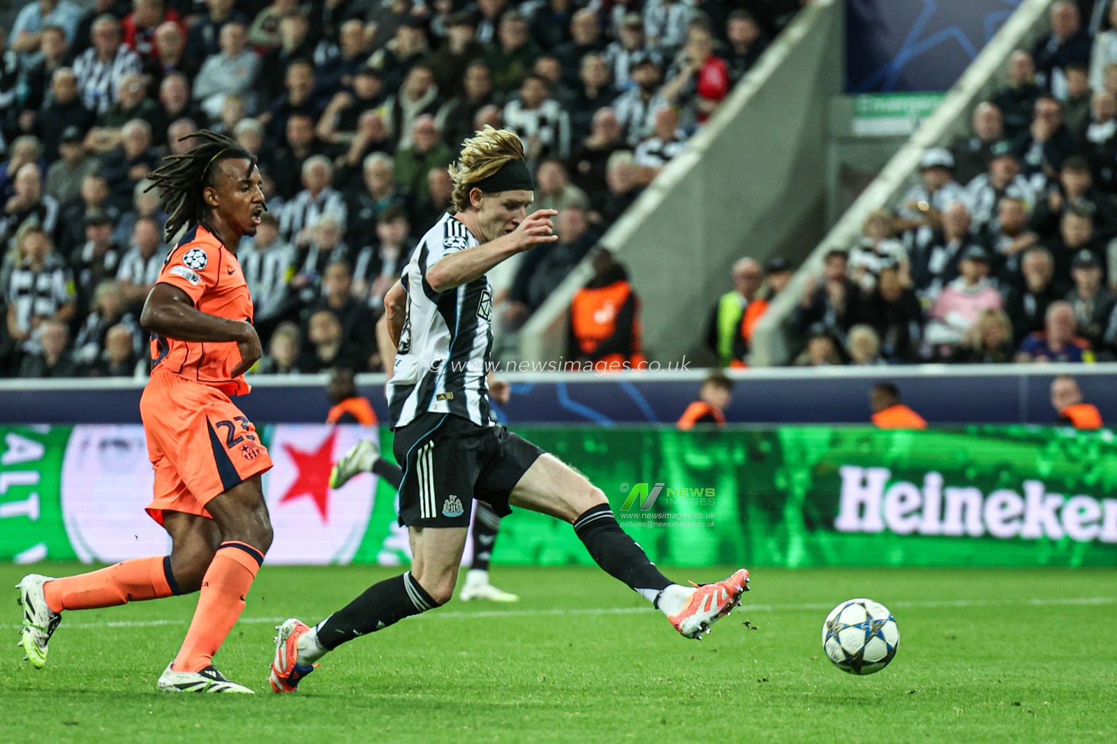 Anthony Gordon of Newcastle Untied shoots and scores to make it 1-2 during the UEFA Champions League 2025/26 Phase MD1 Newcastle United vs Barcelona at St James's Park, Newcastle, United Kingdom, 18th September 2025

(Photo by Mark Cosgrove/News Images)