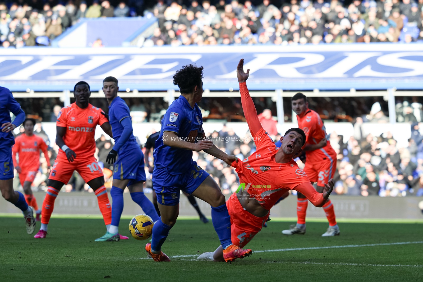 Bobby Thomas of Coventry City gets fouled during the Sky Bet Championship match Birmingham City vs Coventry City at St. Andrew's @ Knighthead Park, Birmingham, United Kingdom, 4th January 2026

(Photo by Euan Manning/News Images)

*** GER AUT SUI OUT ***