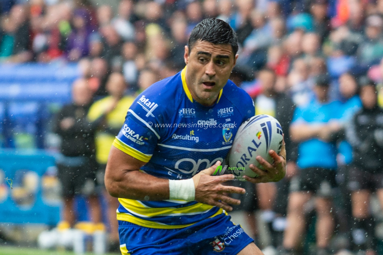 27th July 2019 , University of Bolton Stadium, Bolton, England; 2019 Coral Challenge Cup Semi-Final, Warrington Wolves vs Hull FC ; Bryson Goodwin of Warrington Wolves on the attack during the game


Credit: Richard Long/News Images