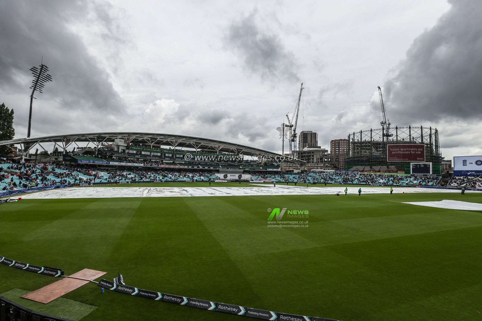 The covers are brought onto the pitch as heavy rain hits the Oval during the Rothesay 5th Rothesay Test Day 1 Match England v India at The Kia Oval, London, United Kingdom, 31st July 2025

(Photo by Alfie Cosgrove/News Images)