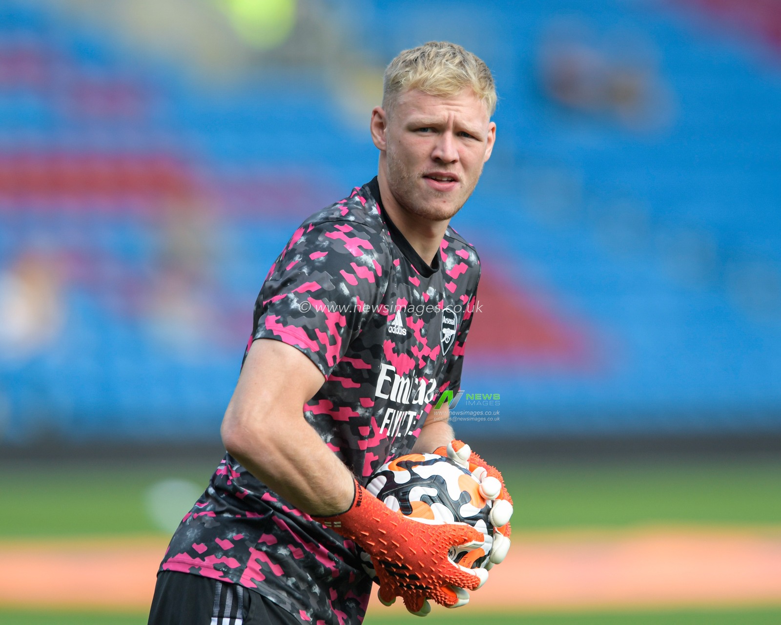 Aaron Ramsdale #32 of Arsenal warming up before the game