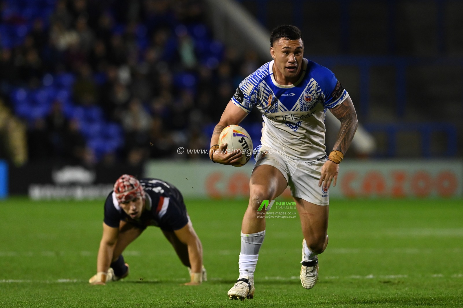 Jaydn Su'A of Samoa makes a break during the Rugby League World Cup 2021 Group A match Samoa vs France at Halliwell Jones Stadium, Warrington, United Kingdom, 30th October 2022

(Photo by Craig Thomas/News Images)