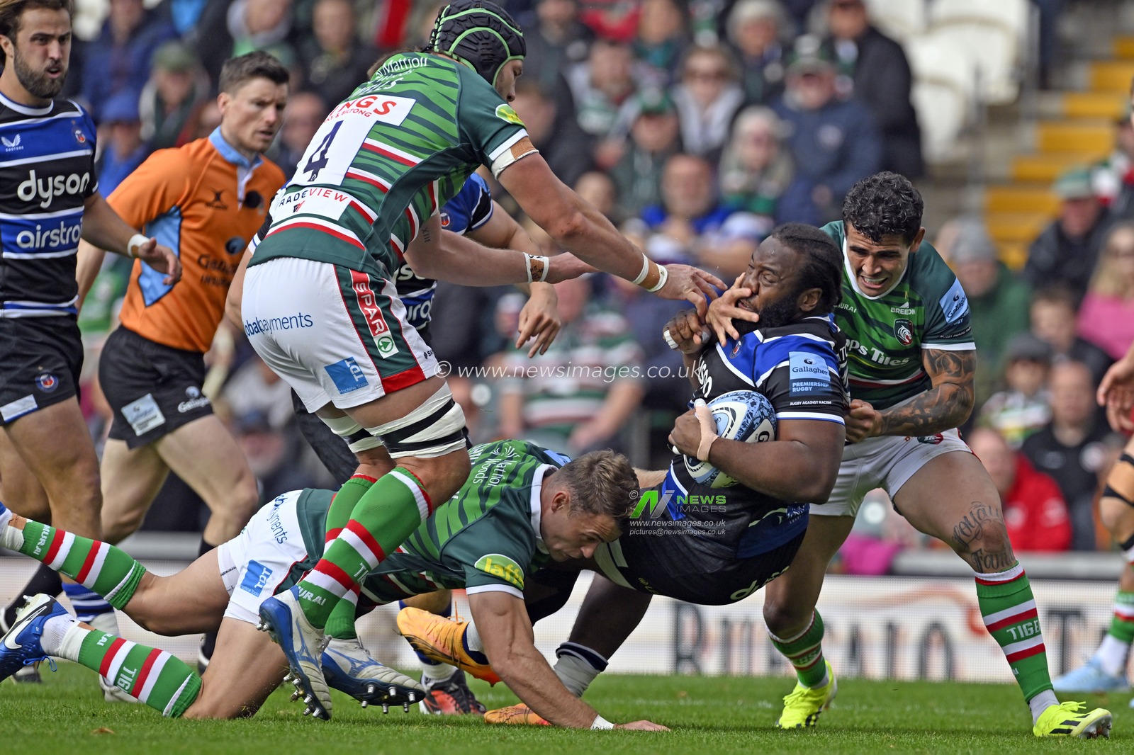 B OBANO of Bath Rugby tackled by Izaia PERESE of Leicester Tigers during the Gallagher Premiership match Leicester Tigers vs Bath Rugby at Welford Road, Leicester, United Kingdom, 29th September 2024

(Photo by Mark Dunn/News Images)