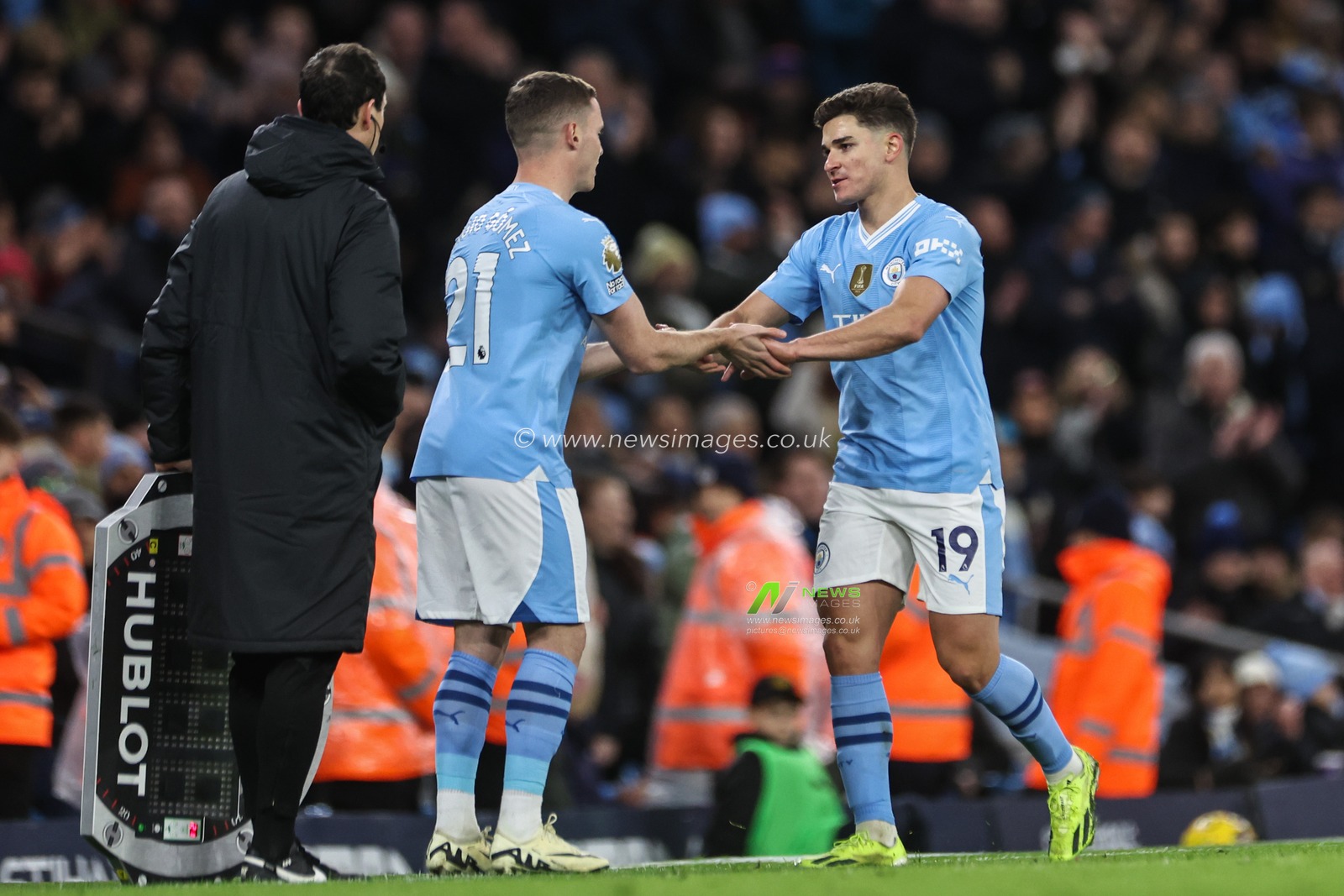 Sergio GÃ³mez of Manchester City replaces JuliÃ¡n Ãlvarez of Manchester City during the Premier League match Manchester City vs Burnley at Etihad Stadium, Manchester, United Kingdom, 31st January 2024

(Photo by Mark Cosgrove/News Images)