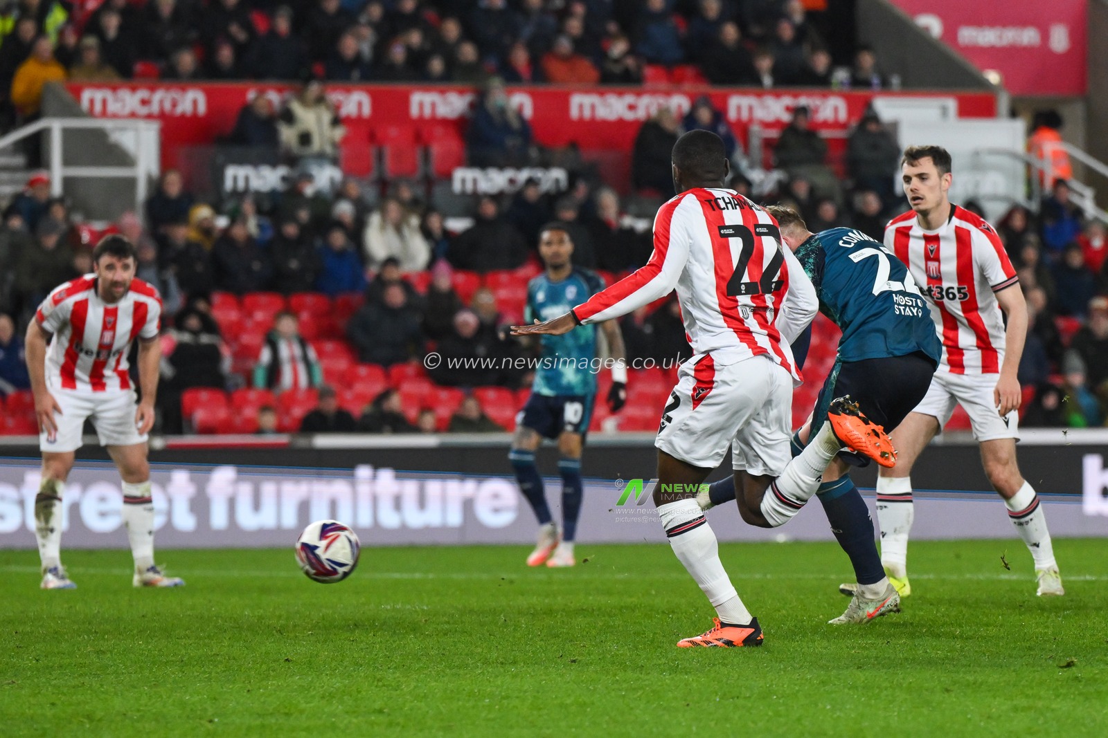 Tommy Conway of Middlesbrough scores to make it 1-3 during the Sky Bet Championship match Stoke City vs Middlesbrough at Bet365 Stadium, Stoke-on-Trent, United Kingdom, 25th February 2025

(Photo by Craig Thomas/News Images)
