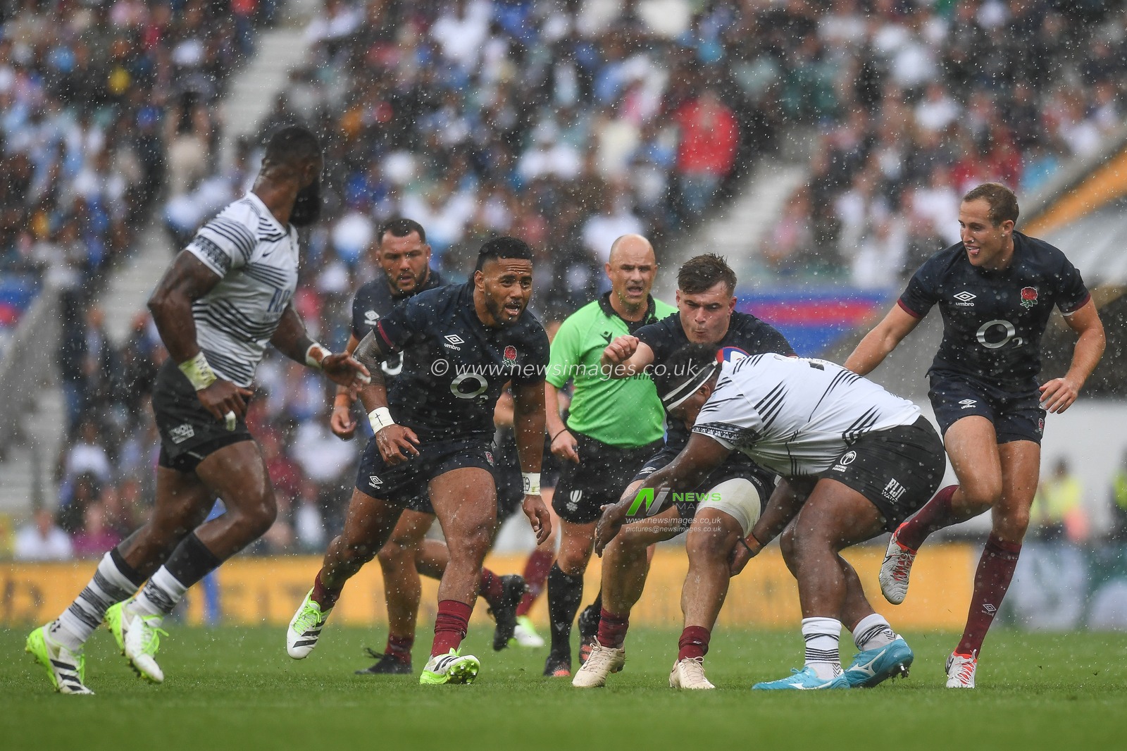 Theo Dan of England on the attack during the 2023 Summer Series match England vs Fiji at Twickenham Stadium, Twickenham, United Kingdom, 26th August 2023

(Photo by Mike Jones/News Images)