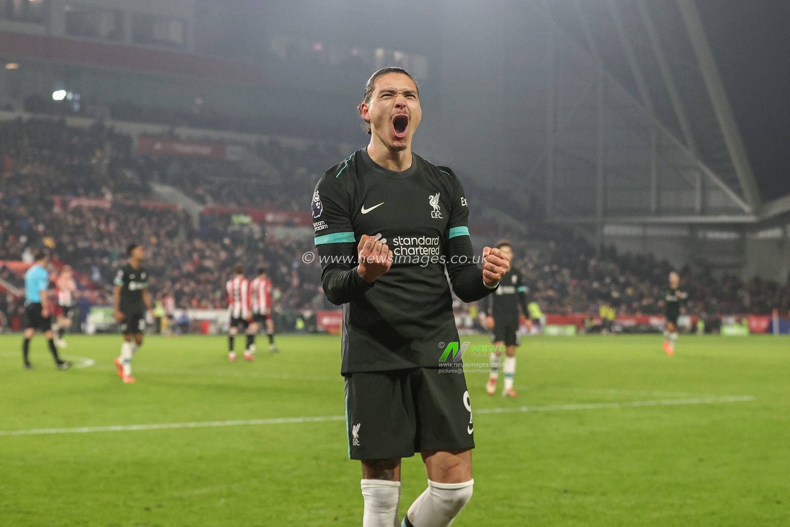 Darwin NÃºÃ±ez of Liverpool celebrates his goal to make it 0-2 during the Premier League match Brentford vs Liverpool at The Gtech Community Stadium, London, United Kingdom, 18th January 2025

(Photo by Alfie Cosgrove/News Images)