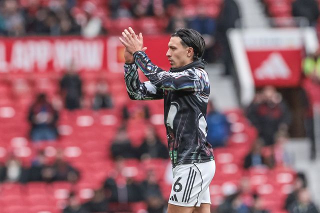 Lisandro Martinez of Manchester United applauds the fans during the Premier League match Manchester United vs Fulham at Old Trafford, Manchester, United Kingdom, 1st February 2026

(Photo by Mark Cosgrove/News Images)