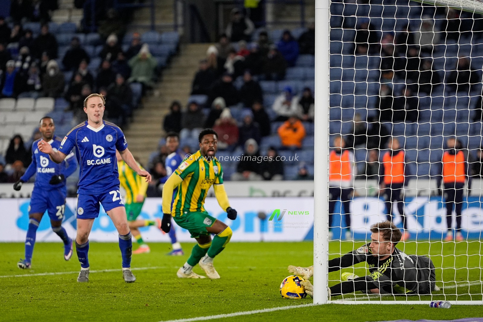 Leicester City goalkeeper Jakub Stolarczyk makes a save during the Sky Bet Championship match Leicester City vs West Bromwich Albion at King Power Stadium, Leicester, United Kingdom, 5th January 2026

(Photo by Maynard Manyowa/News Images)

*** GER AUT SUI OUT ***