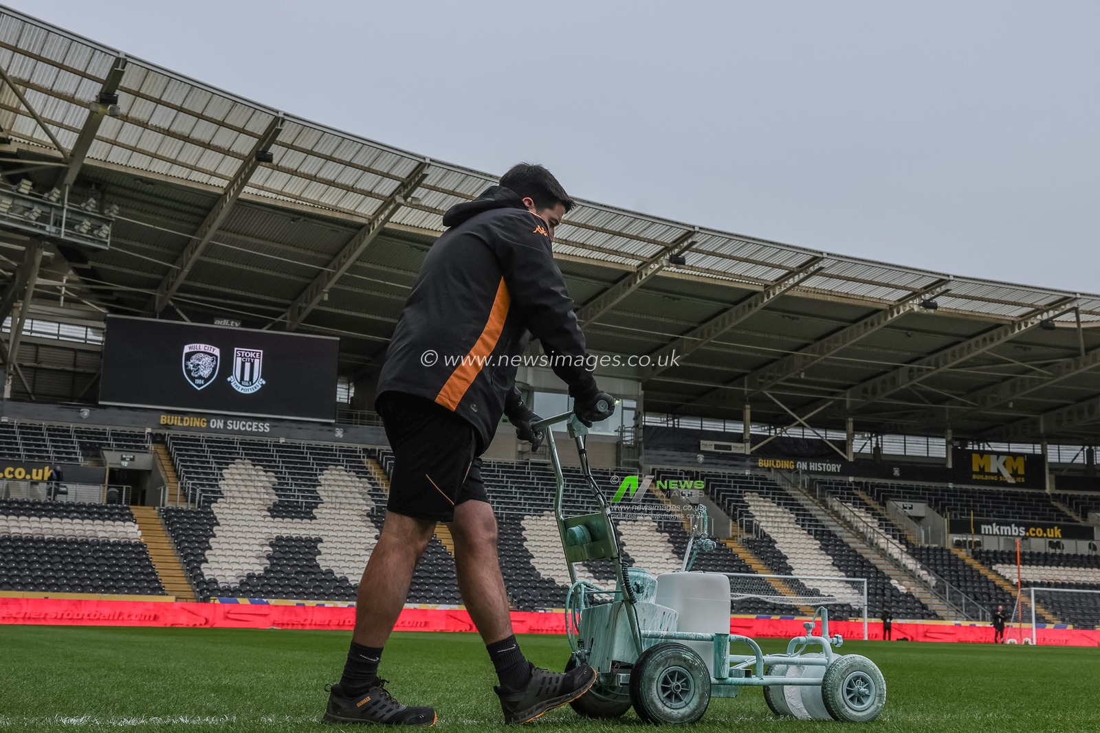 Ground staff mark out the lines in preparation for the Sky Bet Championship match Hull City vs Stoke City at MKM Stadium, Hull, United Kingdom, 1st January 2026

(Photo by Mark Cosgrove/News Images)

*** GER AUT SUI OUT ***