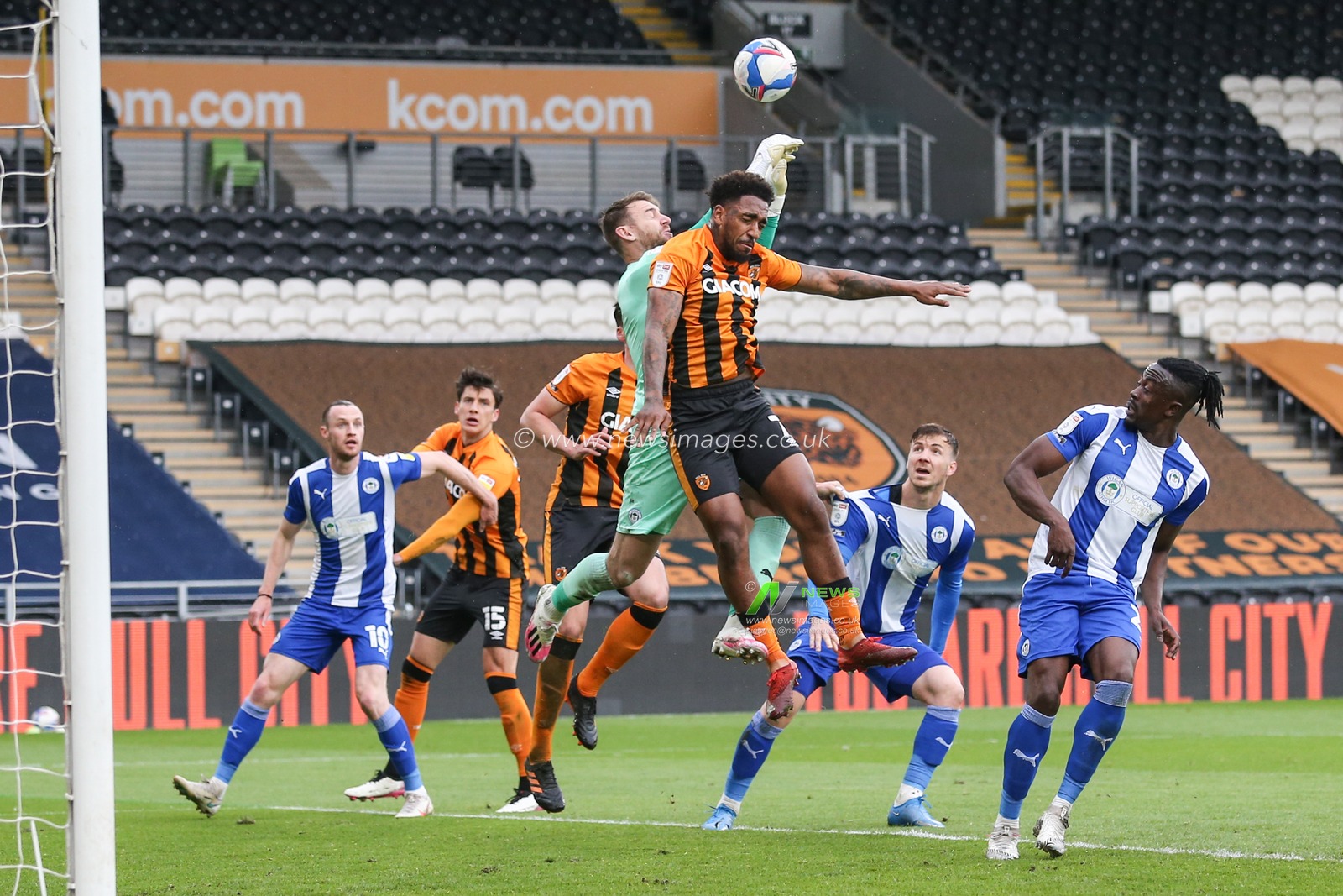 Mallik Wilks #7 of Hull City challenges Jamie Jones #1 of Wigan Athletic for the ball