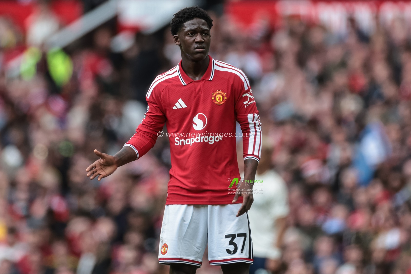 Kobbie Mainoo of Manchester United gives his team instructions during the Premier League match Manchester United vs Nottingham Forest at Old Trafford, Manchester, United Kingdom on 17 May 2026

(Photo by Mark Cosgrove/News Images)