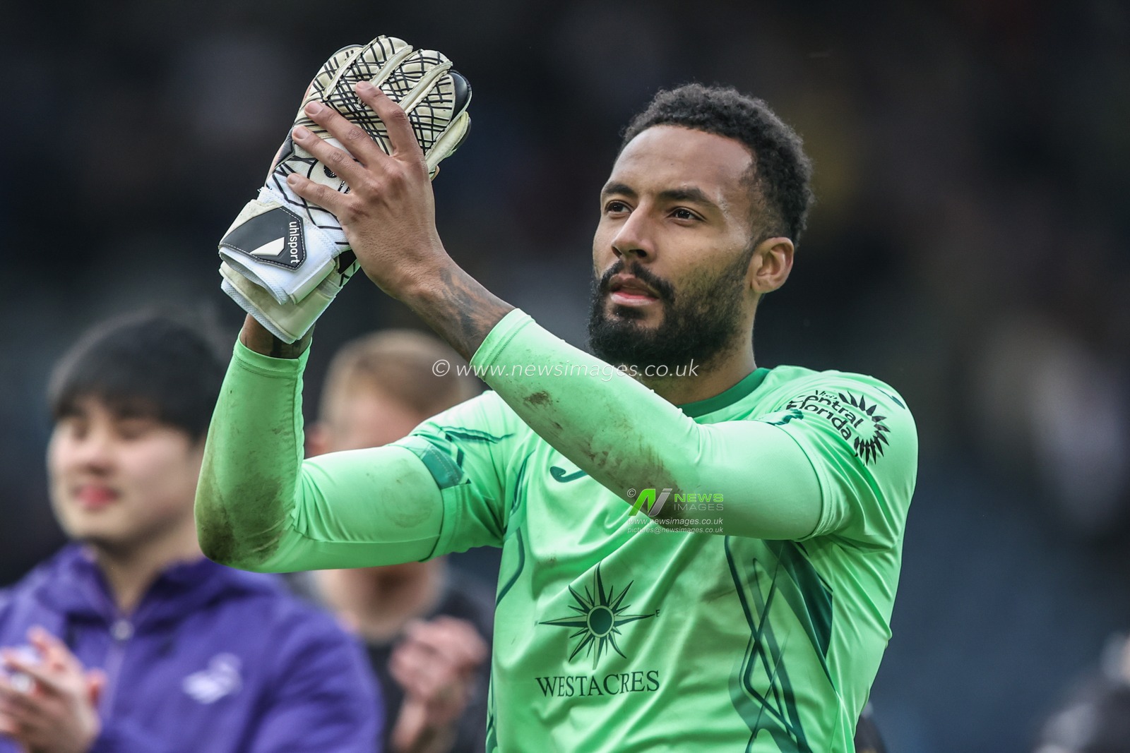 Lawrence Vigouroux of Swansea City applauds the fans after the game during the Sky Bet Championship match Leeds United vs Swansea City at Elland Road, Leeds, United Kingdom, 29th March 2025

(Photo by Alfie Cosgrove/News Images)