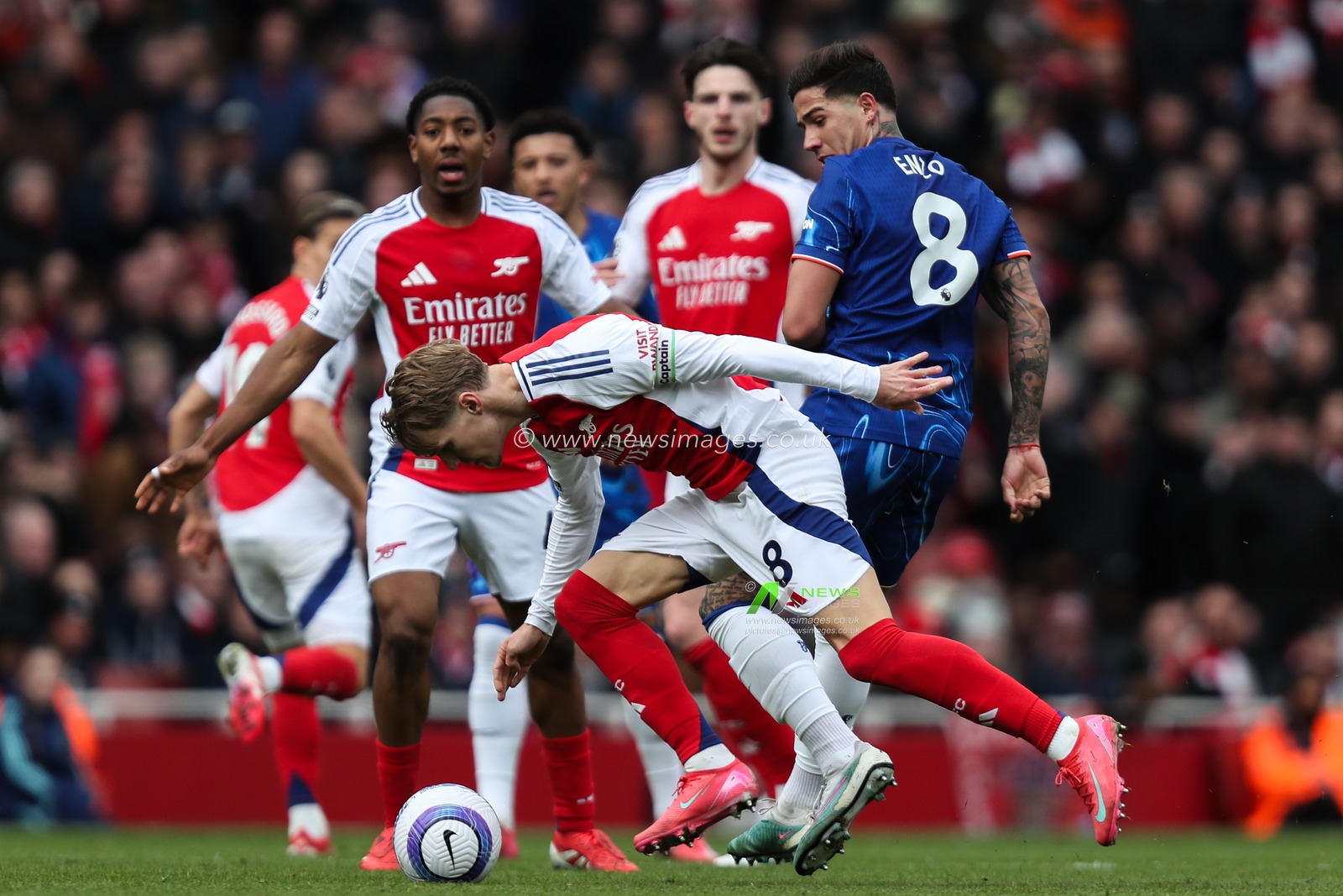 Martin Ã˜degaard of Arsenal and Enzo FernÃ¡ndez of Chelsea battle for the ball during the Premier League match Arsenal vs Chelsea at Emirates Stadium, London, United Kingdom, 16th March 2025

(Photo by Izzy Poles/News Images)