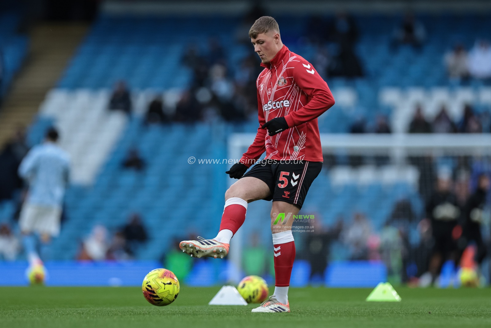 Daniel Ballard of Sunderland in the pregame warmup session during the Premier League match Manchester City vs Sunderland at Etihad Stadium, Manchester, United Kingdom, 6th December 2025

(Photo by Mark Cosgrove/News Images)

*** GER AUT SUI OUT ***