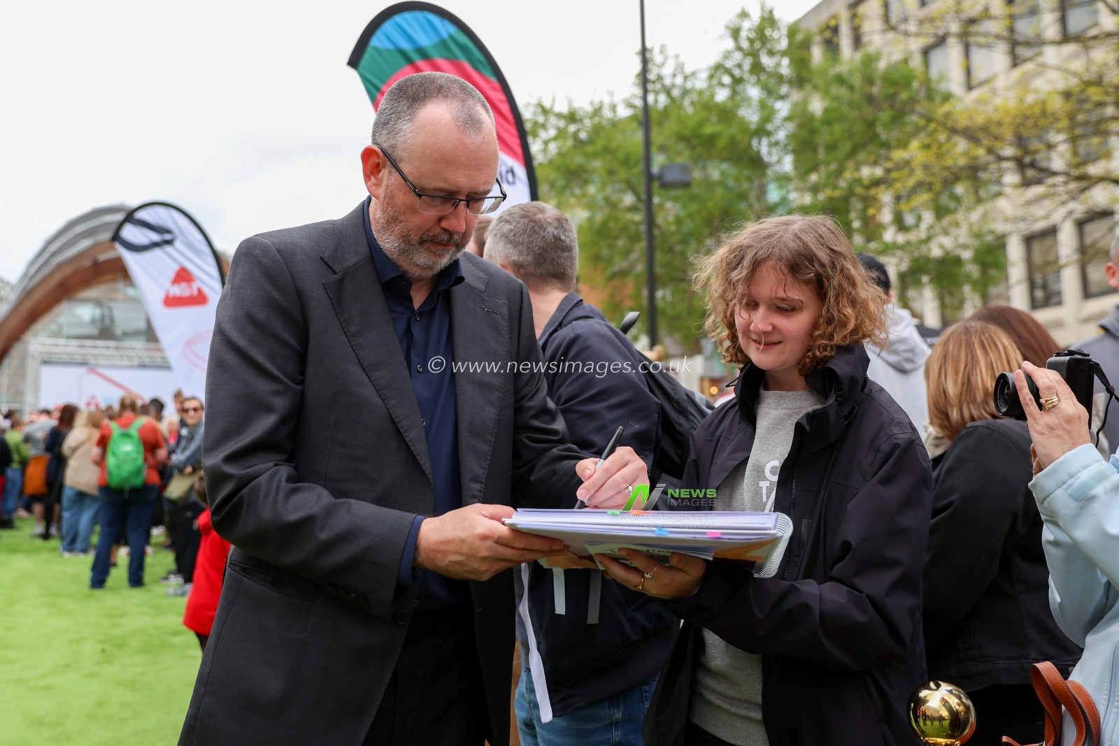 Mark Williams signs autographs during the 2025 Halo World Snooker Championship press conference at Crucible Theatre, Sheffield, United Kingdom, 18th April 2025

(Photo by Alex Roebuck/News Images)