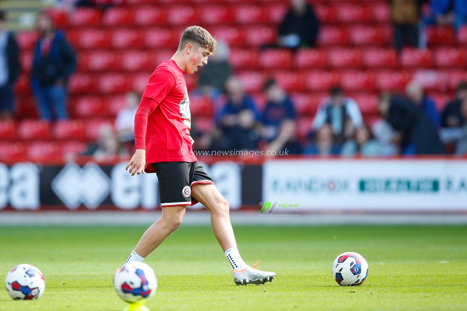 Oliver Arblaster #30 of Sheffield United warms up before the Sky Bet Championship match Sheffield United vs Birmingham City at Bramall Lane, Sheffield, United Kingdom, 1st October 2022

(Photo by Ben Early/News Images)
